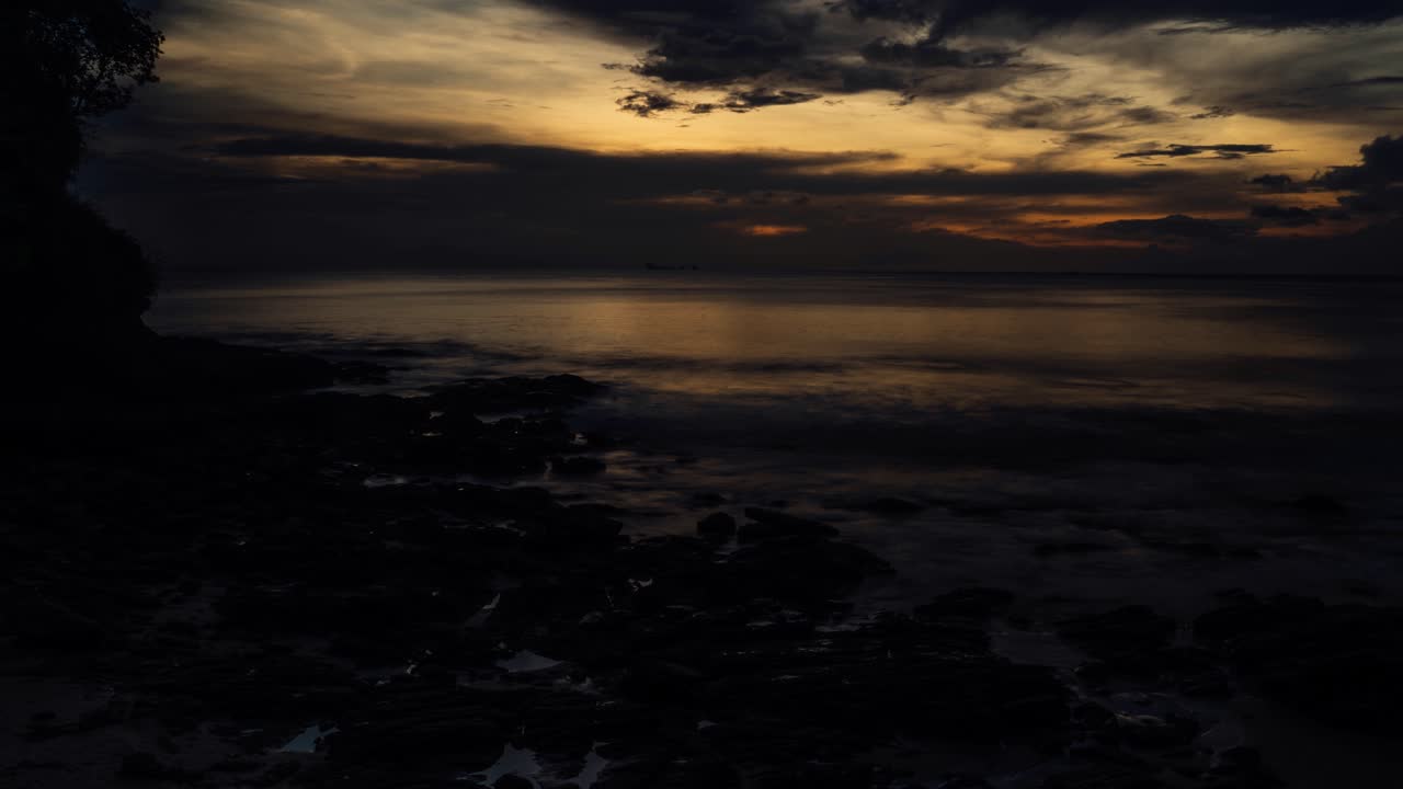 hermoso lapso de tiempo al atardecer en una playa tranquila, koh lanta, tailandia