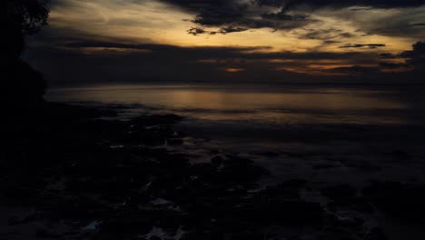 Wunderschöner-Sonnenuntergang-Im-Zeitraffer-Am-Ruhigen-Strand-Von-Koh-Lanta,-Thailand