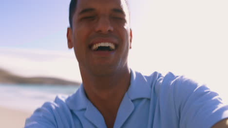 girando, feliz y cara de pareja en la playa