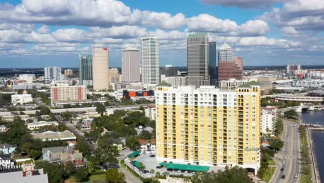 Skyline-Von-Tampa-Bay-An-Einem-Schönen-Sonnigen-Tag---Errichtung-Der-Antenne