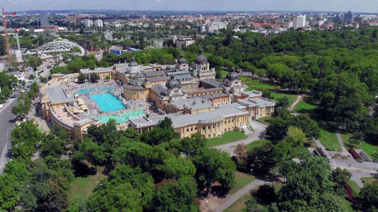 부다페스트의 스체니 온천 목욕장 여름 에어리얼