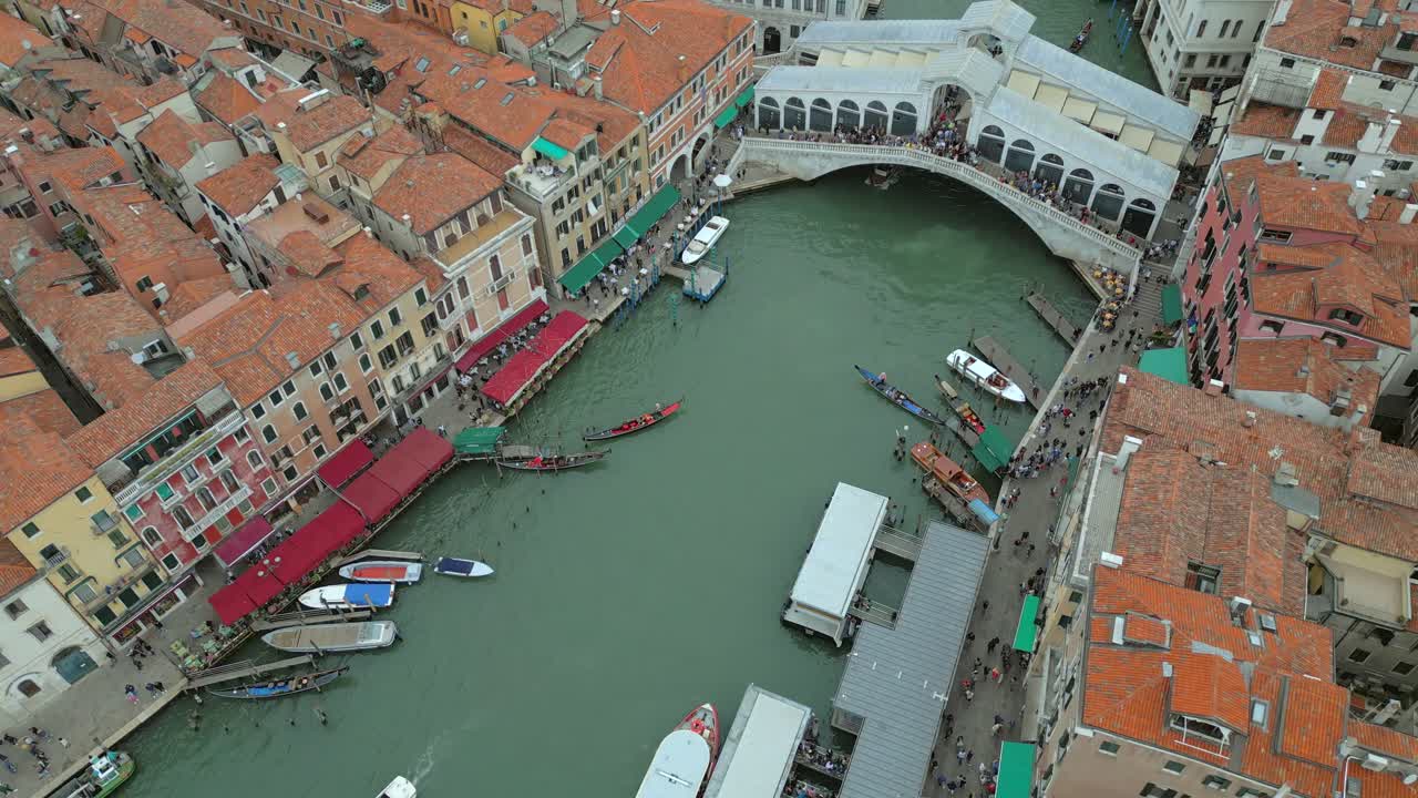 antena de 4k de san marco, el puente de rialto y los canales en venecia, italia en un día nublado-6