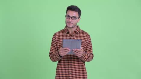 joven y guapo hombre hispano hipster