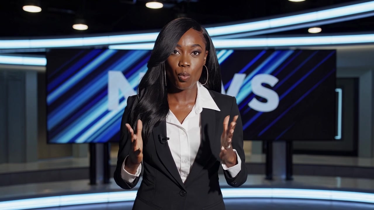 Pembawa Berita Wanita Kulit Hitam Profesional Berbicara di Studio Televisi Modern