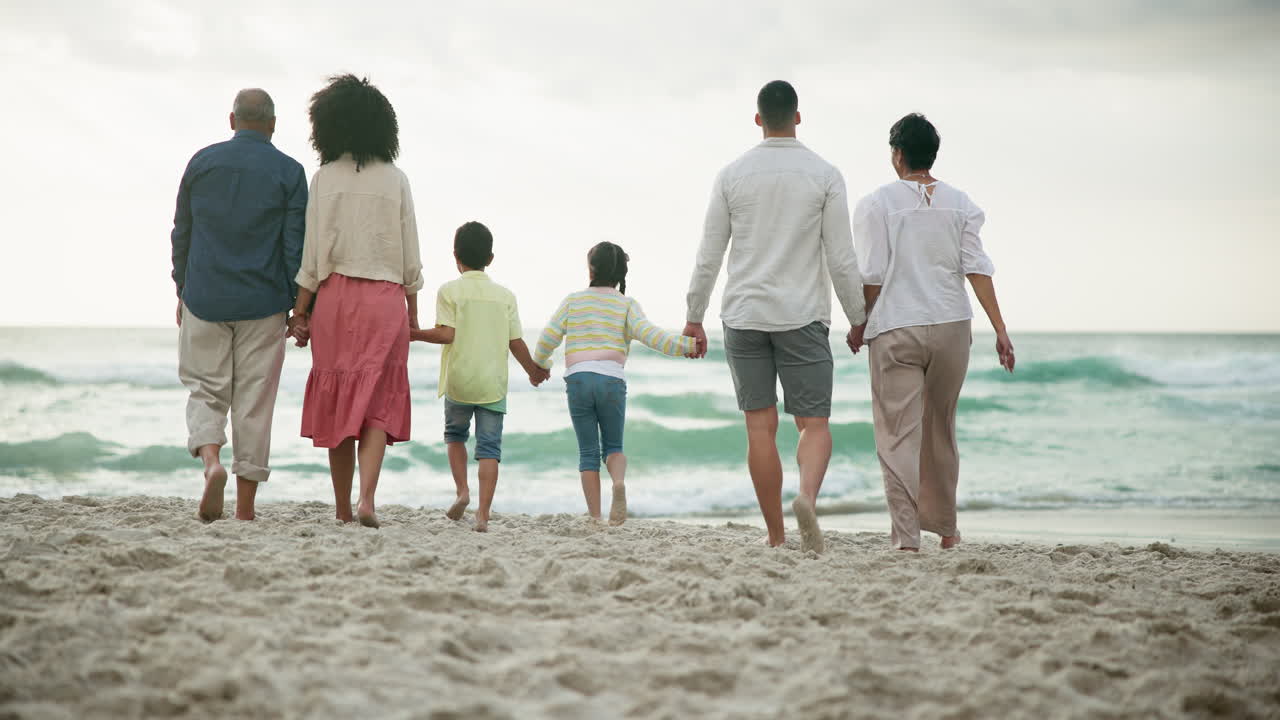 多世代の家族がビーチデーを楽しんでいます