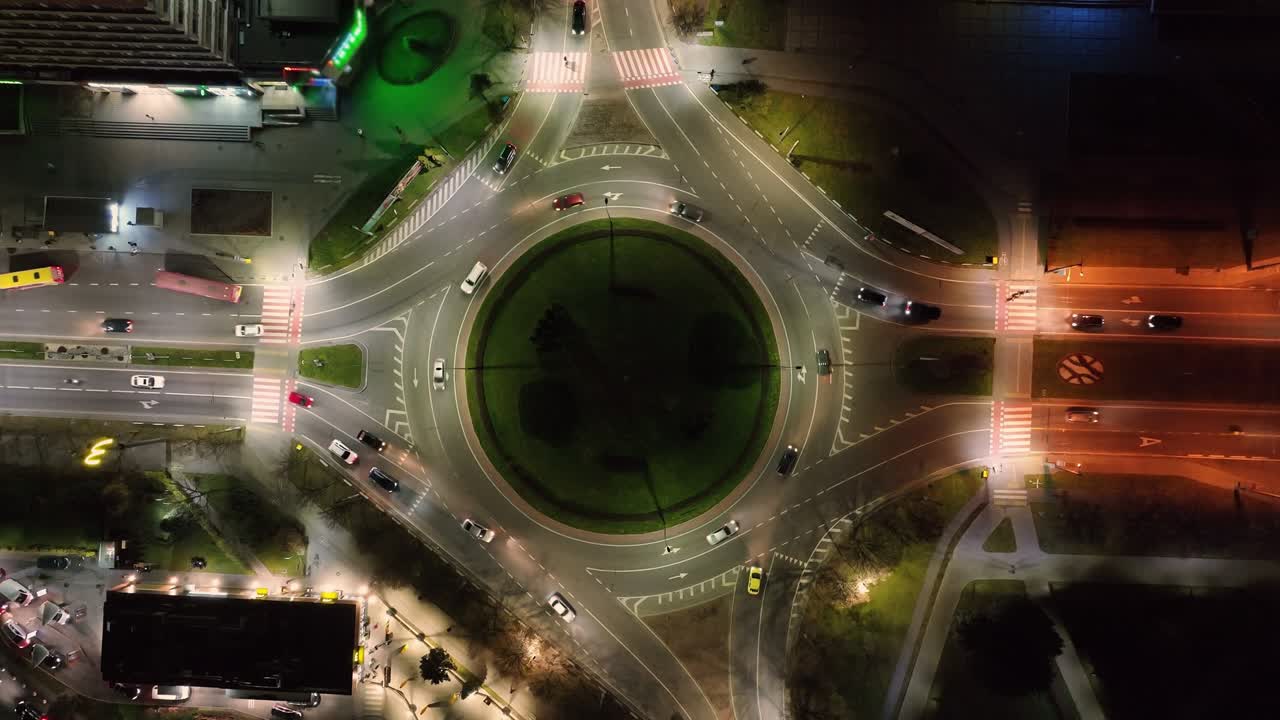 vista aérea superior del tráfico de automóviles en el carril de la rotonda. zoom aéreo de drones. concepto de paisaje urbano o resumen de innovación avanzada, tecnología financiera, energía