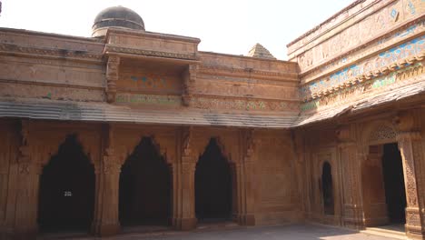 vista desde el interior del palacio de mann singh de la fortaleza de gwalior en madhya pradesh, india