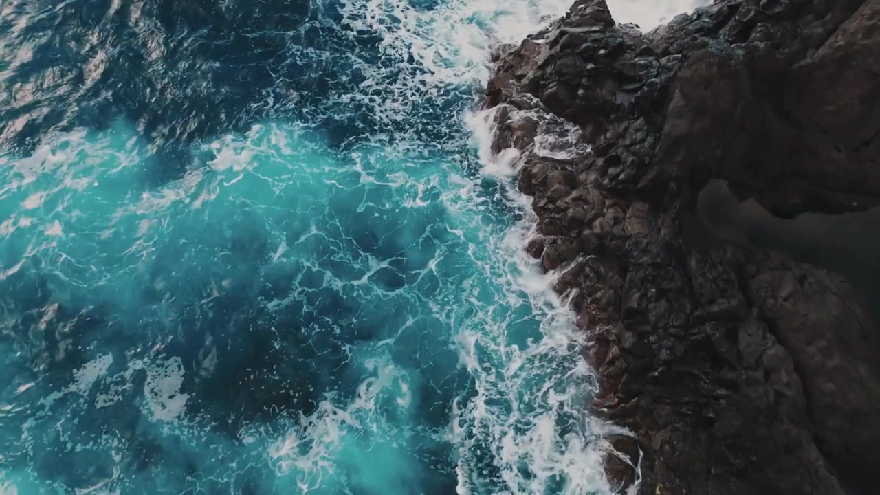 Questo affascinante filmato con drone cattura le potenti onde che si infrangono contro le rocce aspre dell'isola di Madeira, Portogallo