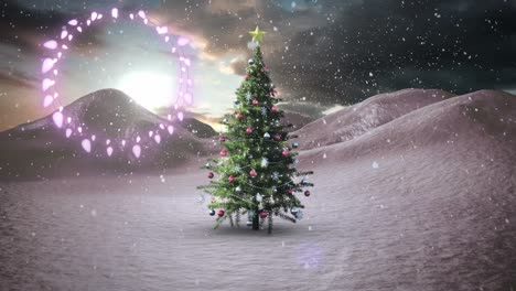Dekorative-Leuchtende-Lichter-Vor-Schneeflocken,-Die-über-Den-Weihnachtsbaum-In-Der-Winterlandschaft-Fallen