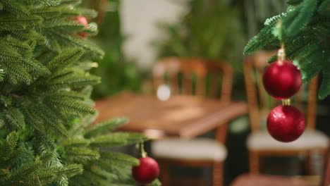 decoración del árbol de navidad durante la celebración de las vacaciones de invierno en una casa vacía