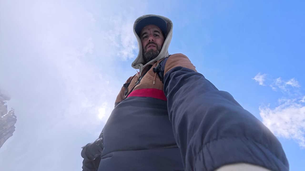 Uomo su un ghiacciaio