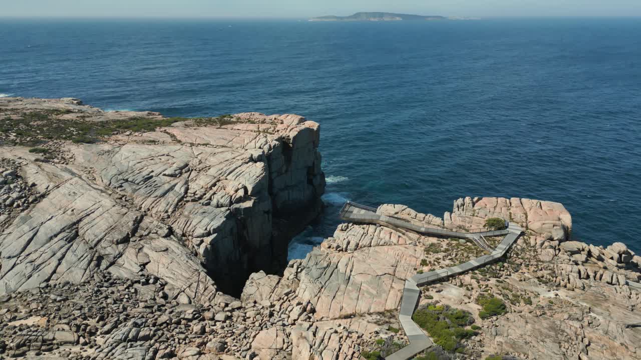 토르니드루프 국립공원의 과 자연 다리 전망대 (aerial view of the gap and natural bridge lookout in torndirrup national park on a sunny day, albany, western australia)