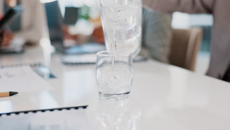 Glas,-Tisch-Oder-Gießendes-Wasser-In-Besprechungen
