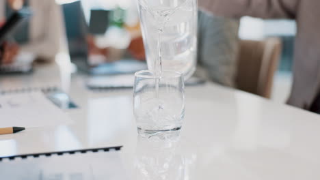 vaso, mesa o verter agua en la reunión