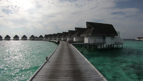 Timelapse-Caminando-Con-Bungalow-En-Mar-Océano-En-Maldivas