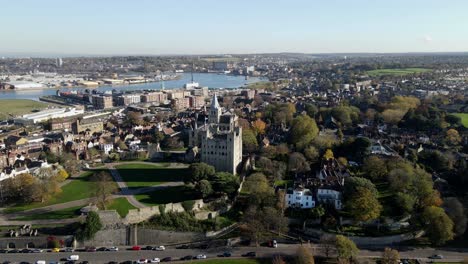 Metraje-De-Drones-Del-Castillo-De-Rochester-4k-De-Ancho-Pov