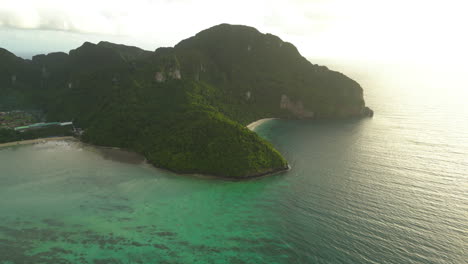 Filmische-4K-Luftaufnahme-über-Monkey-Beach-Auf-Koh-Phi-Phi