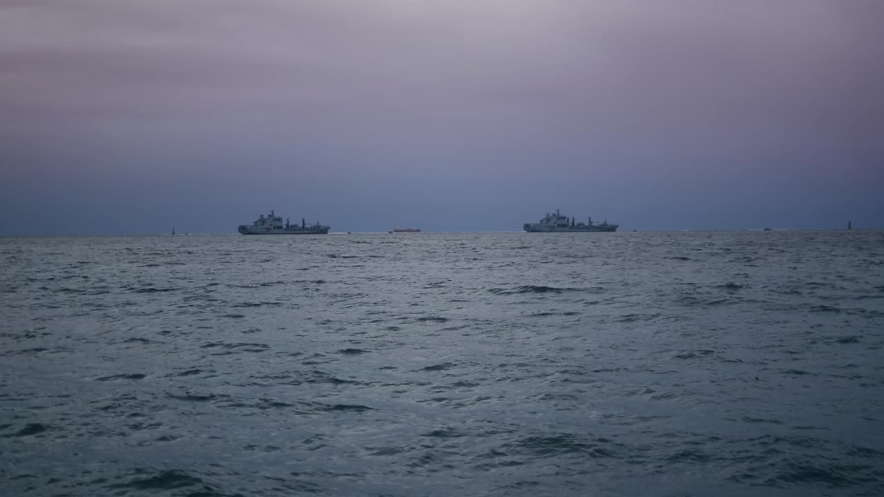 석양 사이에 두 척의 배