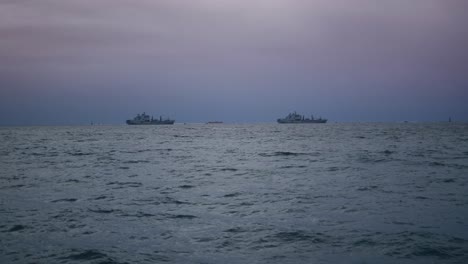 dos barcos entre el sol poniente