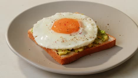 tostadas de aguacate con huevo frito