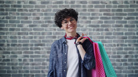 mujer feliz haciendo compras