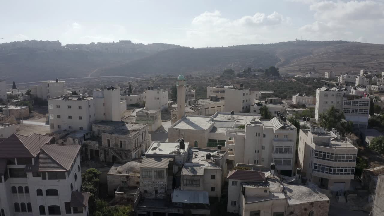 antigua mezquita en beit hanina (abu dahuk) la ciudad antigua - aérea