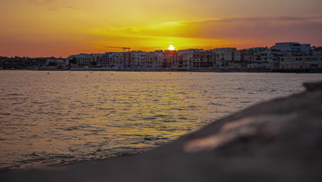 El-Sol-Poniente-Cae-Debajo-De-Los-Condominios-En-La-Hora-Dorada-Puesta-De-Sol-De-Gzira,-Malta,-Timelapse