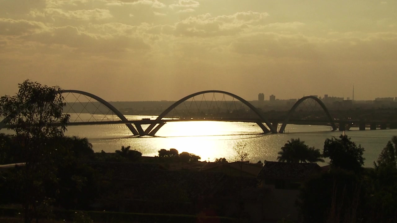 Ponte JK al tramonto sul Lago Paranoá a Brasilia, Brasile