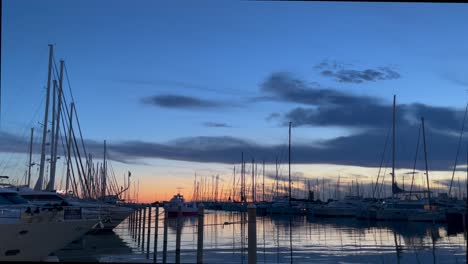 Sonnenuntergang-Mit-Blauem-Himmel-In-Grande-Motte,-Frankreich