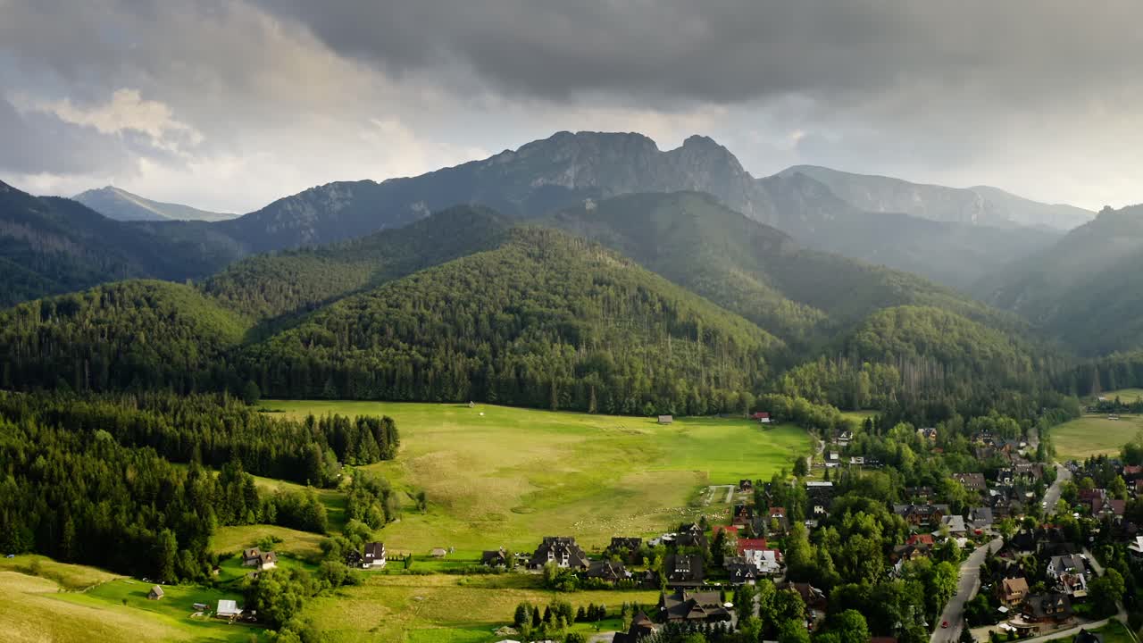 vista pintoresca de los asentamientos rurales en zakopane cerca del valle de strażyska en el parque nacional de tatra, polonia
