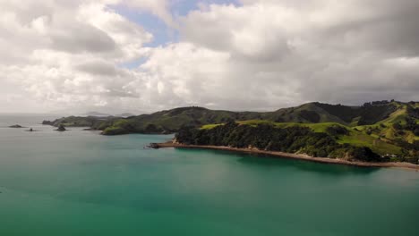 Vista-Aérea-Del-Paisaje-De-La-Costa-Verde-Y-Montañosa-De-La-Península-De-Coromandel,-Nueva-Zelanda,-En-Un-Día-Nublado