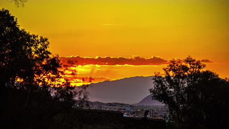 el amanecer dorado transcurre en un pueblo montañoso adormecido.