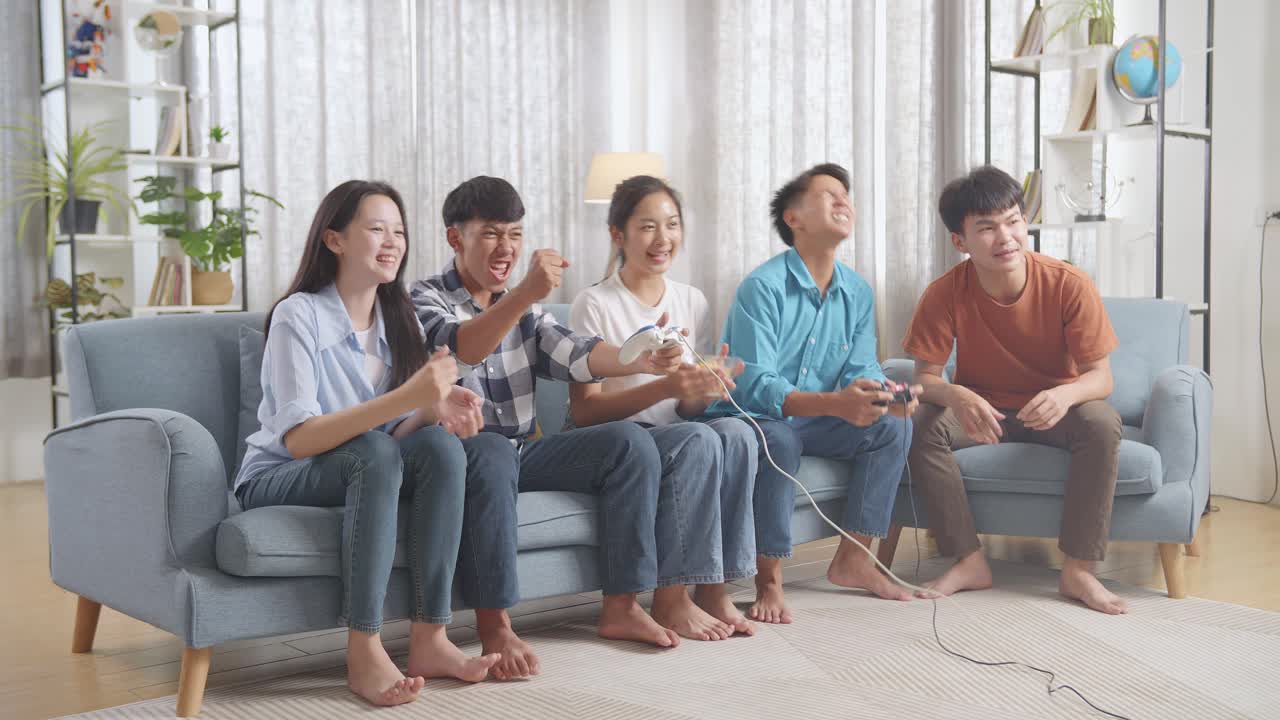 친구 들 이 비디오 게임 을 하고 있다