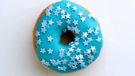 el donut glazado de primer plano.