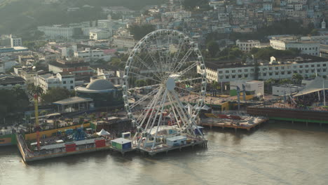 la perla noria aérea viajando por el malecón de la ciudad de guayaquil, ecuador