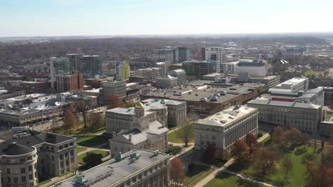 Ciudad-De-Iowa,-Iowa-Skyline-Drone-Video-Mudándose