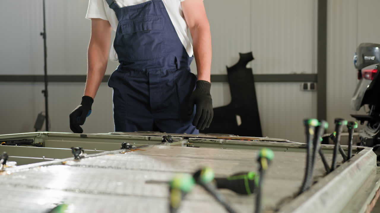 mecánico de automóviles que trabaja en baterías de vehículos eléctricos