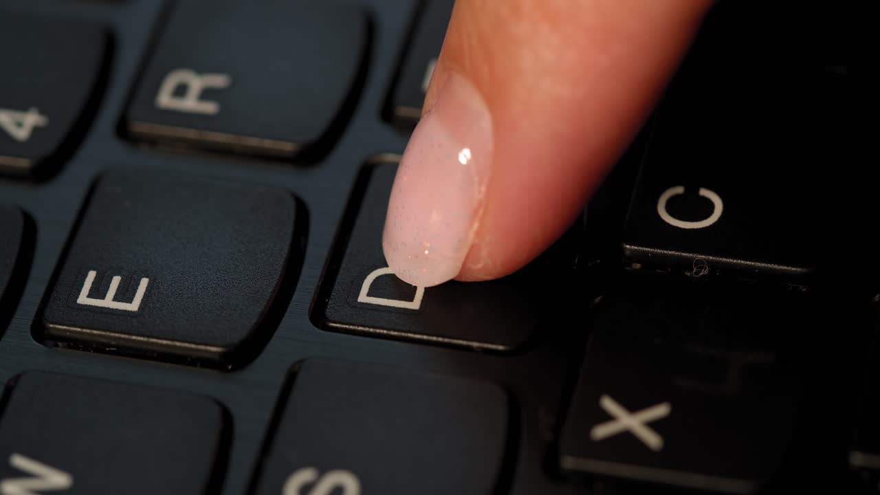 검은색 키보드의 d 버튼을 누르다