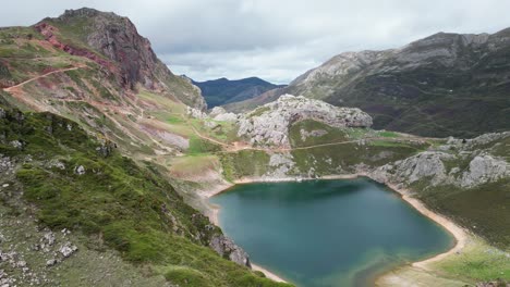 lago de montaña en el parque nacional de somiedo, asturias, norte de españa - círculo aéreo 4k