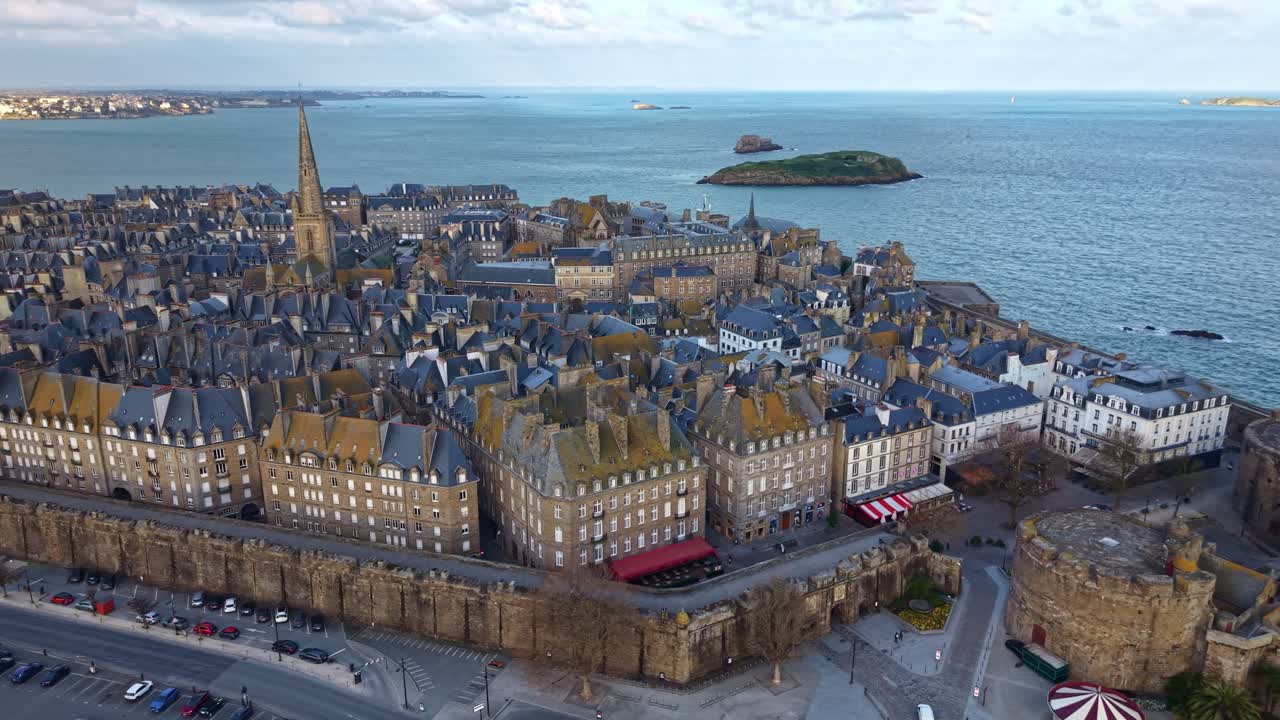 Panoramatický let dronu poblíž čtvrti Intra Muros s bránou Porte St Vincent a pevnostmi Grand Bé, Petit Bé v pozadí, Saint-Malo, Ille-et-Vilaine, Francie.