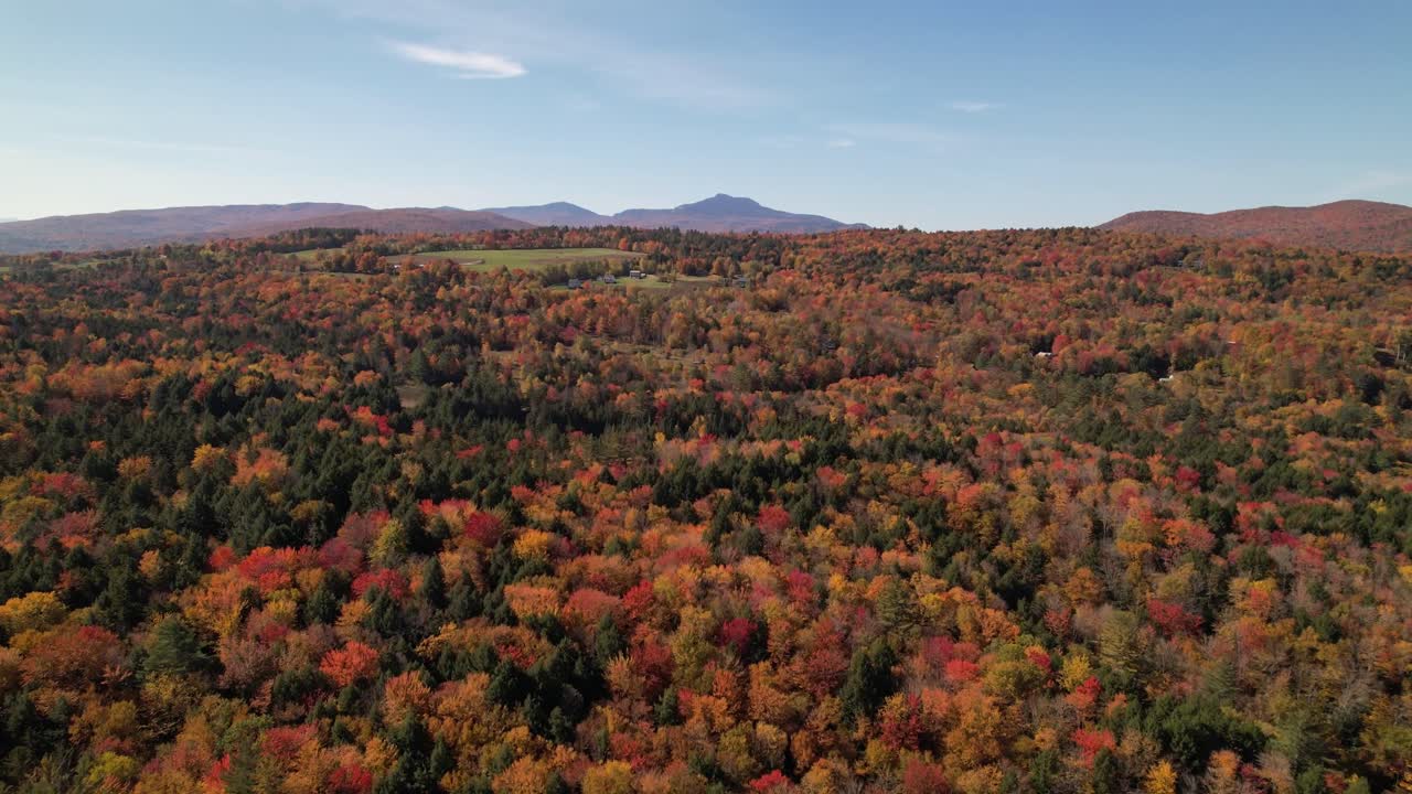 revelación aérea de mount mansfield con color de otoño, creo que es mount mansfield