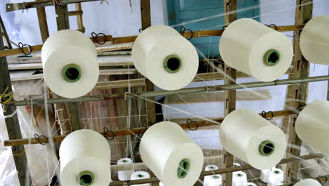 hilos textiles de hilado de máquinas tradicionales en el telar de mano en la india, kerala