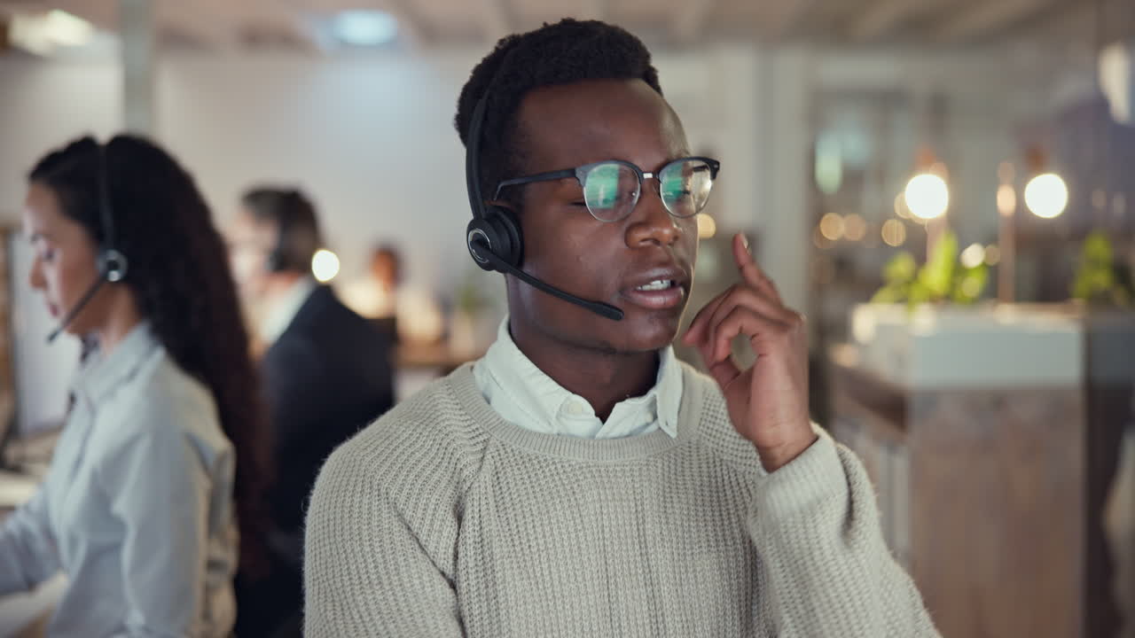 agente del centro de llamadas, pensando