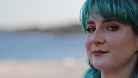 primer plano de mujer de cabello azul gen z mirando seductoramente a la cámara, espacio de copia