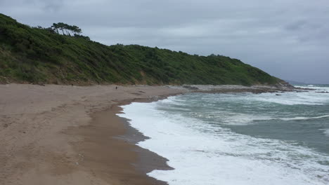 Leerer-Strand-An-Einem-Bewölkten-Grauen-Tag-An-Der-Französischen-Baskischen-Küste-Des-Atlantiks