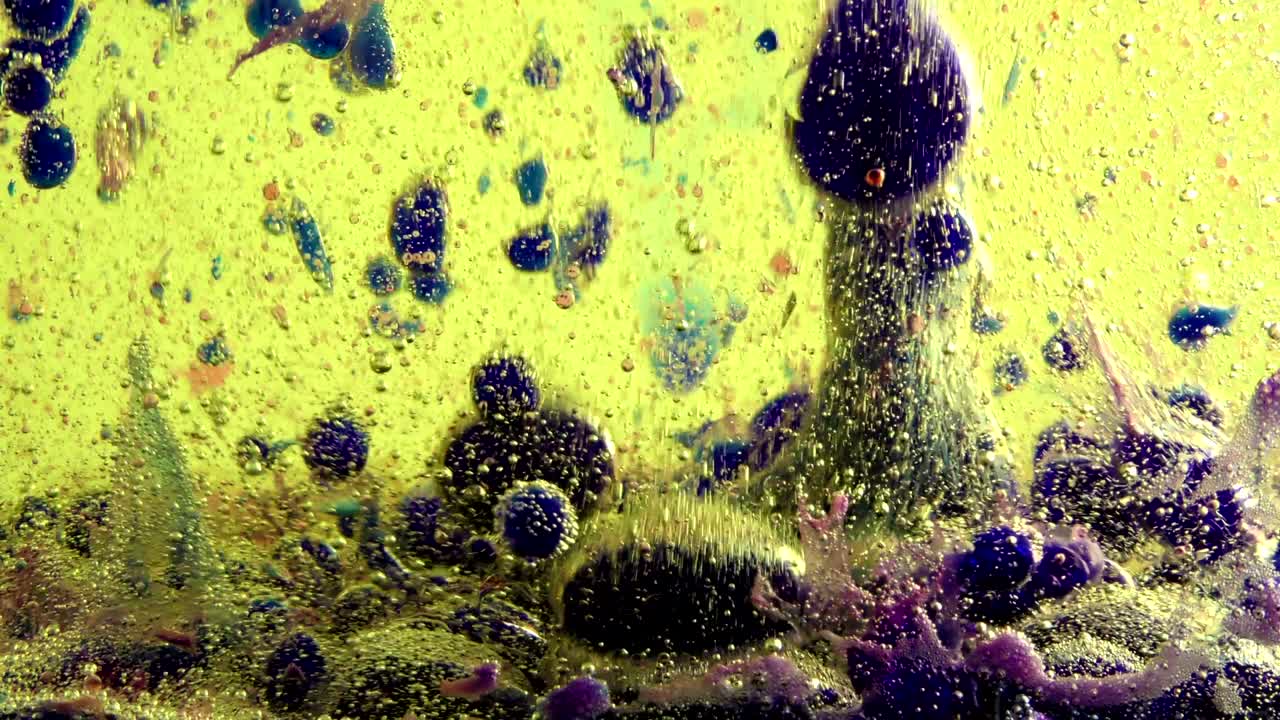 burbujas de agua detrás del fondo de vidrio