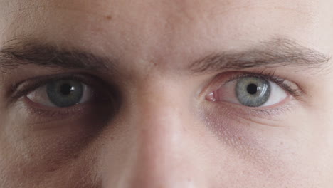 Nahaufnahme-Eines-Mannes-Mit-Blauen-Augen,-Der-Sich-Umsieht.-Übungen-Für-Gesunde-Augen