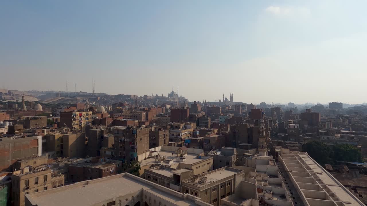 el horizonte urbano de el cairo visto desde arriba a la luz del día, toma de panorámica amplia
