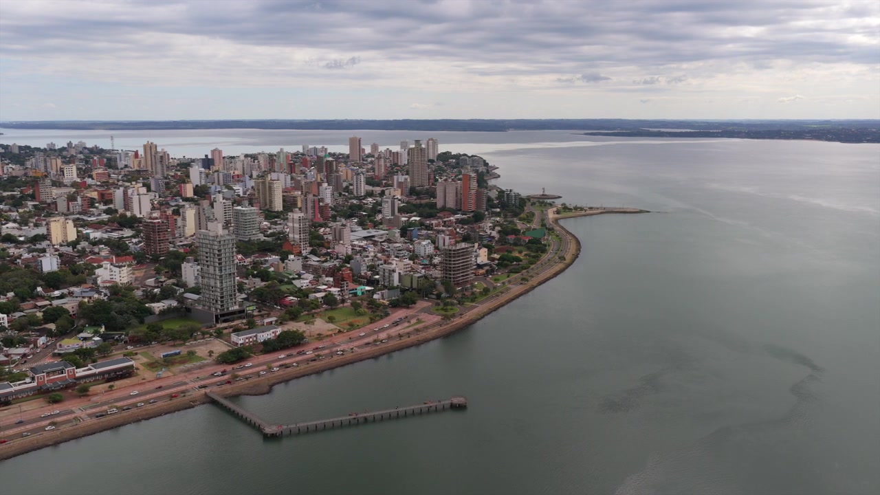 Il paesaggio urbano di Posadas si estende lungo il fiume Paraná sotto cieli coperti. Ideale per lo sviluppo urbano o per contenuti di viaggio.