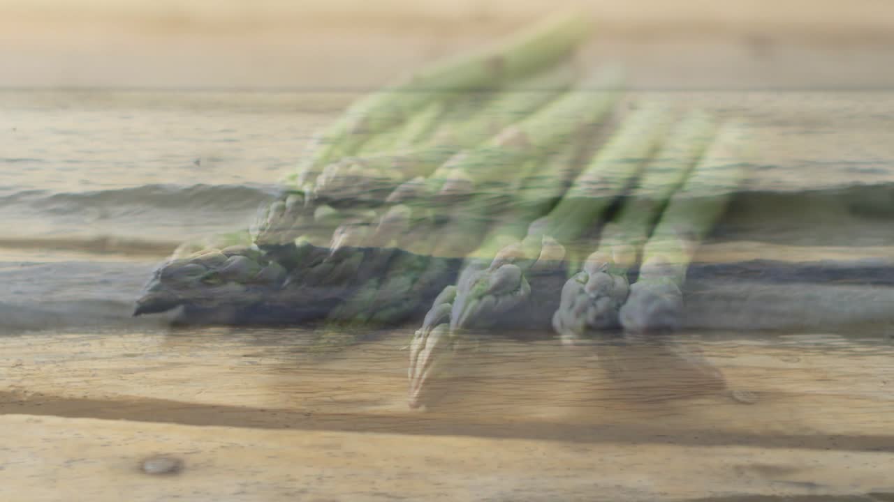 Asparagi verdi disposti in diagonale, in un gioco di luci che rivela sfumature e punte chiare su una tavola, per uso culinario.